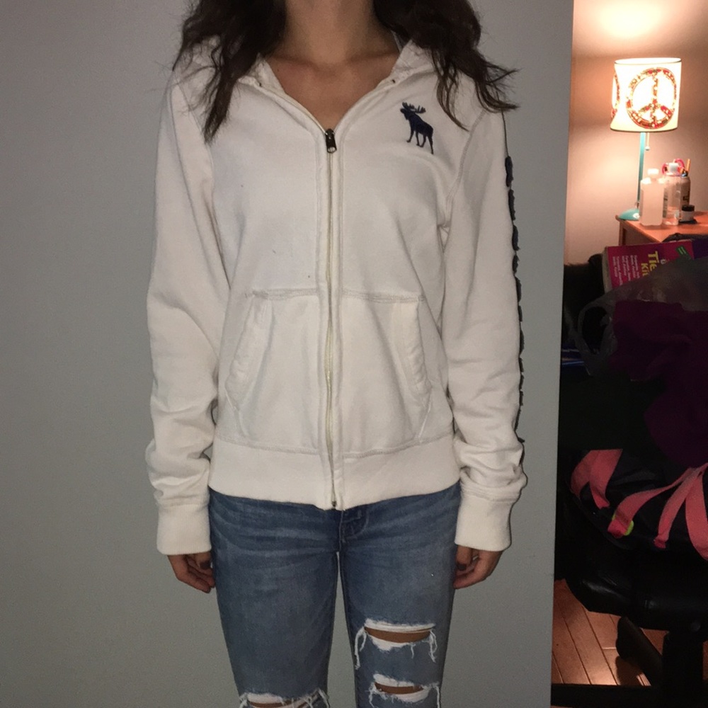 White abercrombie hoodie.